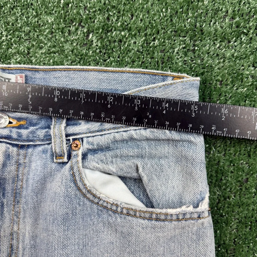 Vintage Distressed Levis 550 Relaxed Fit Light Wash Jeans Mens 33x30 Blue Denim